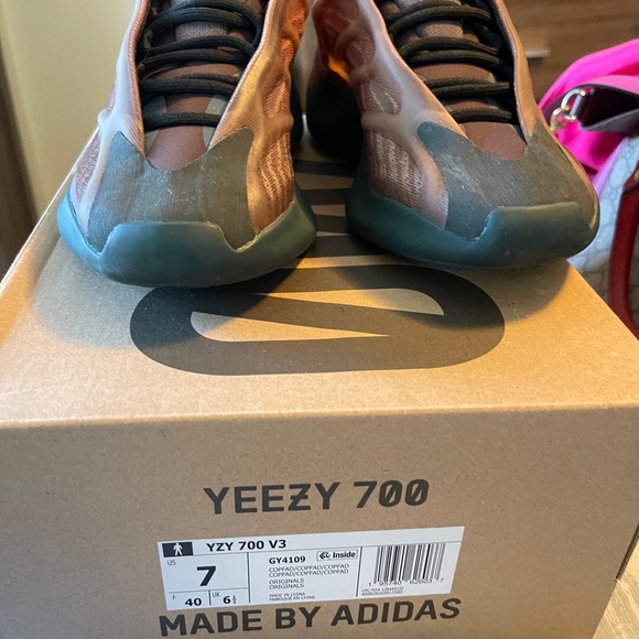 Yeezy 700 - Picture 2 of 5